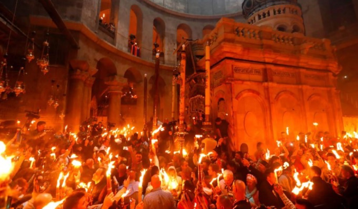 النور المقدّس يفيض من قبر السيّد المسيح!