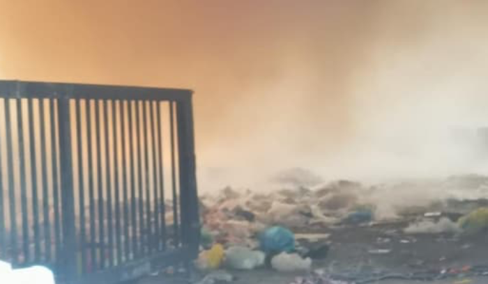 إخماد حريق نفايات