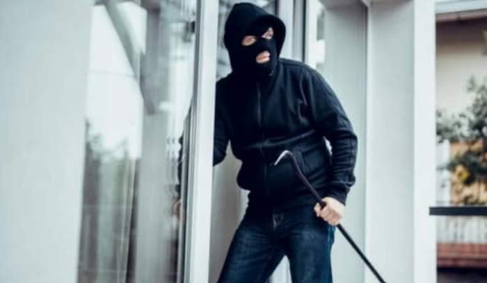 سرقة قارورتي غاز ومعدات زراعية من منزل