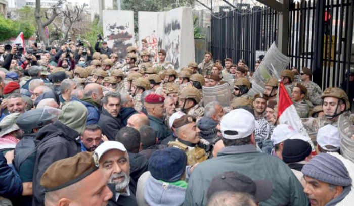 موظفو القطاع العام في لبنان يلوّحون بمواجهة الدولة قانونياً<br />
هددوا بخطوات تصعيدية مع استمرار انهيار قيمة رواتبهم