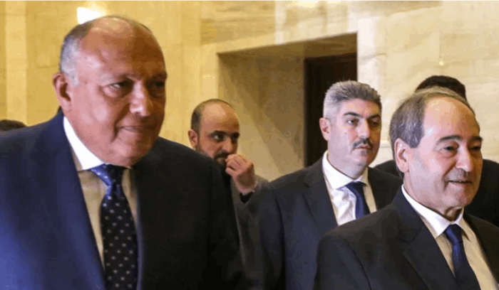 وزير الخارجية السوري يصل القاهرة.. أول زيارة من نوعها منذ 14 عاما