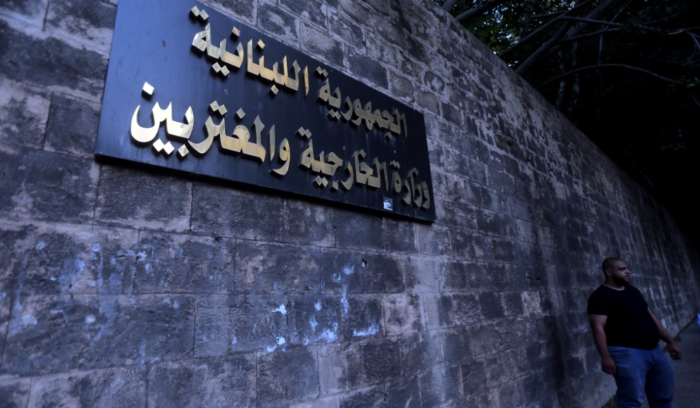 «عصر» ملاك السفارات في الخارج: اتهامات بالاستنسابية والطائفية