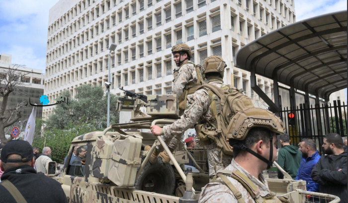 رواتب القطاع العام تتآكل واحتياطات 