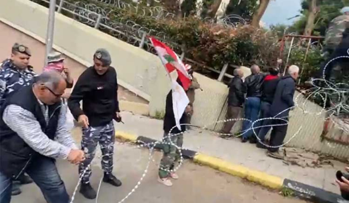 محتجون يحاولون اجتياز الأسلاك الشائكة بمحيط ⁧‫السرايا‬⁩: ما عنا شي نخسره