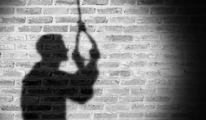 إنقاذ قاصر حاول ربط عنقه بنافذة داخل مخفر المصنع