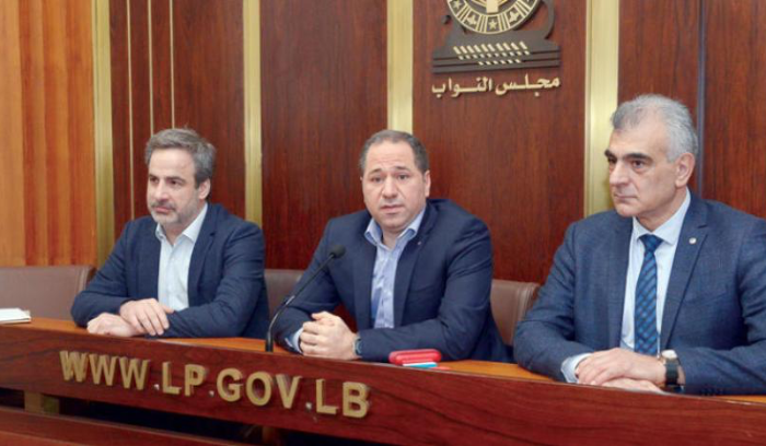 التوتر السياسي ينفجر في البرلمان اللبناني... وتحذير من «فتنة»<br />
رئيس «الكتائب» يتهم المعاون السياسي لبري بـ«المس بالمقدسات»