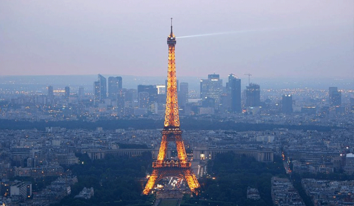 إغلاق برج إيفل بعد إضراب إدارته