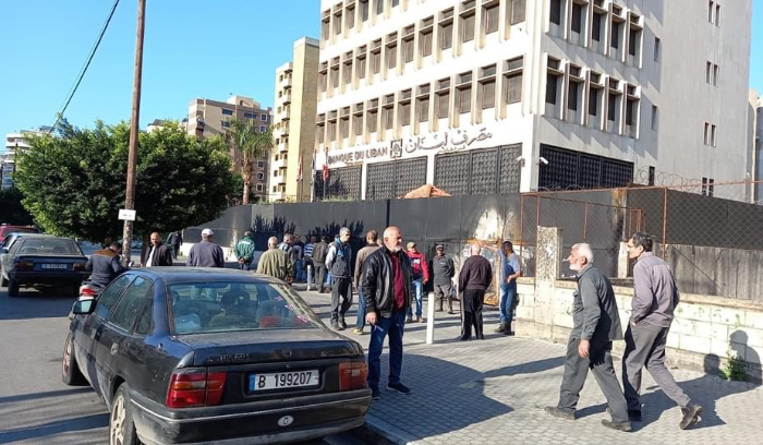 عمال بلدية طرابلس تجمعوا أمام مصرف لبنان