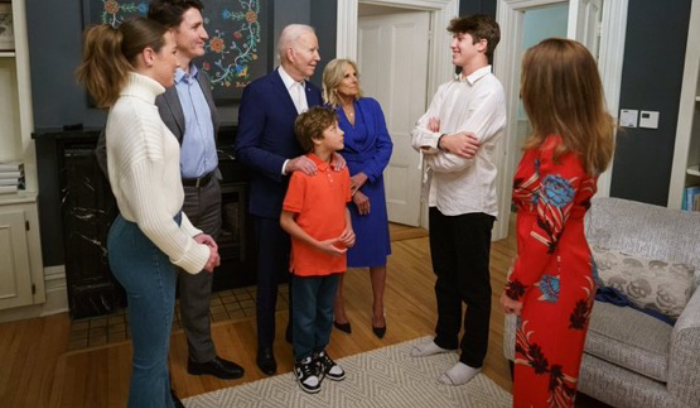 صورة تثير جدلًا...نجل رئيس وزراء كندا يستقبل بايدن من دون حذاء