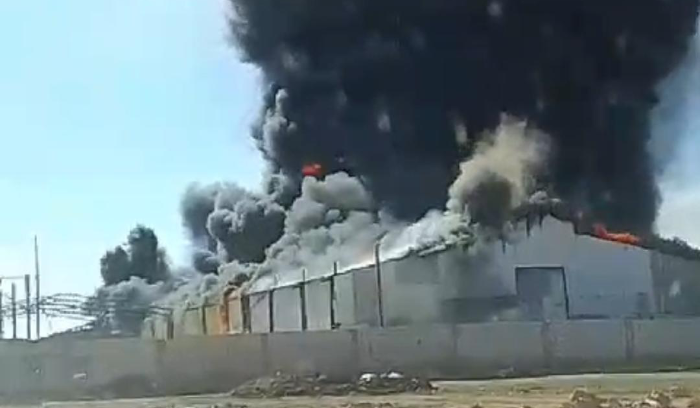 الدفاع المدني: السيطرة على الحريق داخل معمل البلاستيك في القاع
