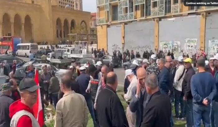 حالات إغماء بين المتظاهرين أمام السراي!