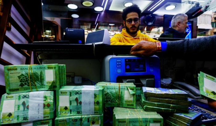 انهيار دراماتيكي لليرة اللبنانية و«أشباح» تتلاعب بـ«تطبيقات الصرف»<br />
«المركزي» يتدخل مجدداً للجم الانهيار... وسلامة يتعهد بـ«شفط السيولة»