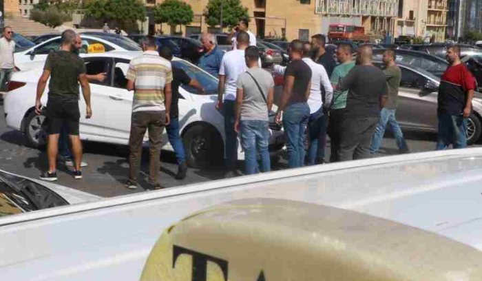 قطع الطريق عند تمثال المغترب