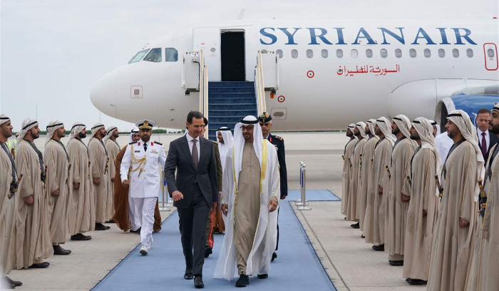 وصول الأسد وزوجته إلى الإمارات في زيارة رسمية.. وبن زايد في استقبالهما!