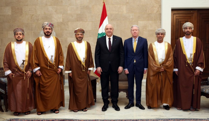 الرئيس عون تسلم من وزير خارجية عُمان دعوة لزيارتها: نأمل ان تسفر القمة العربية عن موقف موحد لمواجهة التحديات