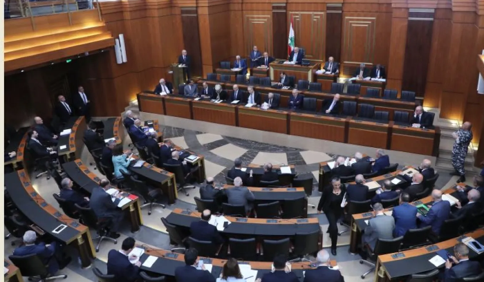 البرلمان اللبناني يقرّ رفع السرية المصرفية لتسهيل مكافحة الفساد وتبييض الأموال<br />
تجاوز إشكالية الانقسامات الطائفية بإرجاء البحث بـ«المناصفة» في بلدية بيروت