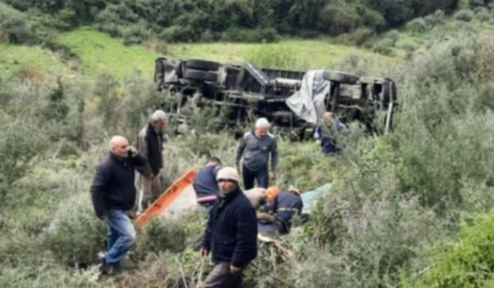 جريح بانزلاق شاحنة على طريق بلاط - بشلي