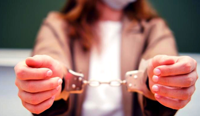 توقيف سيدة بتهمة سرقة سيارة