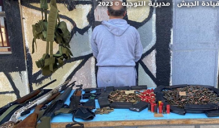 مداهمة للجيش في الضنية: توقيف شخص وضبط أسلحة