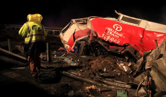 “فاجعة” اليونان تطيح بوزير النقل