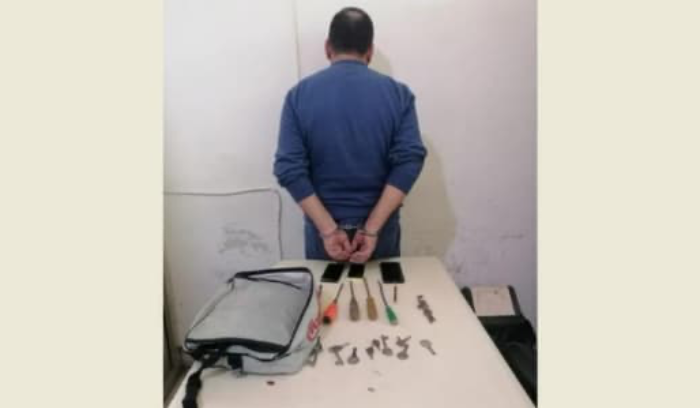 سرق 5 منازل بإسم وهمي.. ووقع في قبضة الأمن