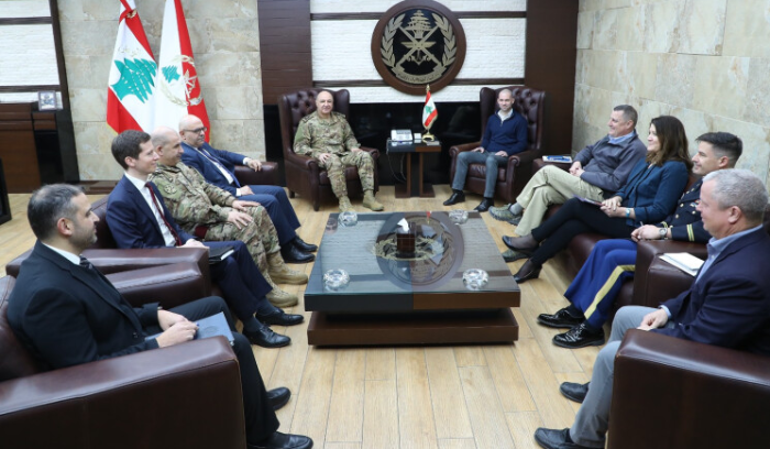 لبنان: وقت ضائع.. المنطقة تتحرّك.. واشنطن تشيد بالجيش.. المصارف تعلّق الإضراب