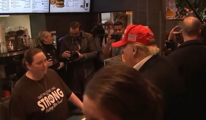 ترامب يفاجئ رواد مطعم في أوهايو