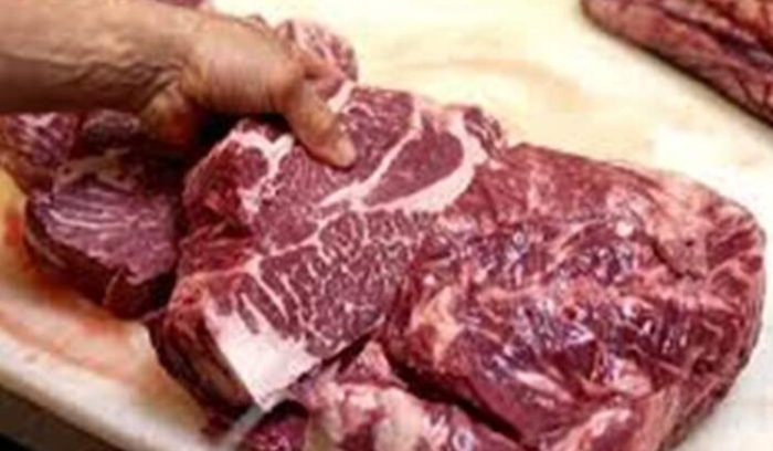 إتلاف لحوم واجبان والبان فاسدة في مكب بلدية صور