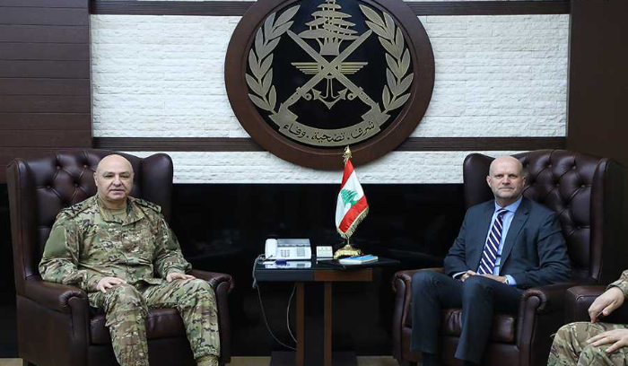 قائد الجيش بحث مع رئيس المفوضية العليا لحقوق اللاجئين في أوضاع النازحين السوريين