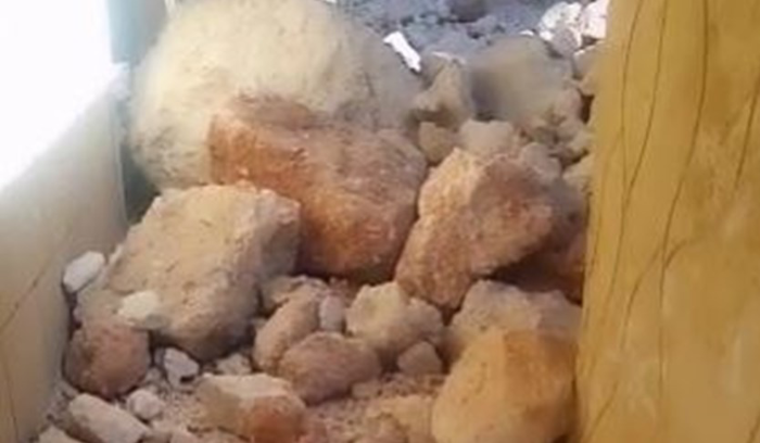 بعد الهزات… انهيار صخور من جبل على منزل في عكار!