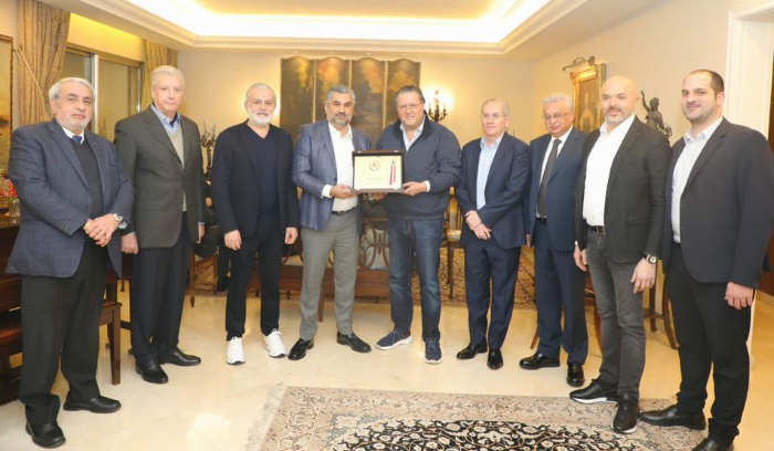 صقال يكرم شقير لعطاءاته ومبادراته الرائدة خلال الأزمة<br />
حفاظاً على الإقتصاد الوطني