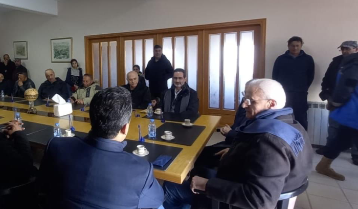 يزبك التقى رئيس بلدية تنورين مع وفد قواتي وسلمه هبة مالية لتشغيل مولدات الكهرباء