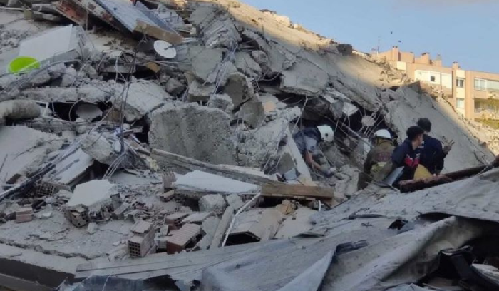 إنقاذ 3 أتراك بينهم طفل بعد 296 ساعة تحت الأنقاض!