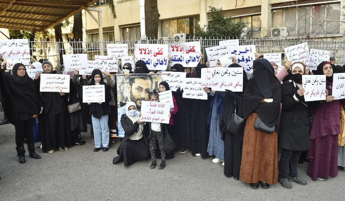 معالجات النقد والدولار في «الدوامة».. وانكشاف الخلافات يدفع الى الفوضى<br />
الامن المركزي يقرر ملاحقة مقتحمي المصارف.. والتيار العوني يقاطع جلسات التشريع إعتراضاً على التمديد