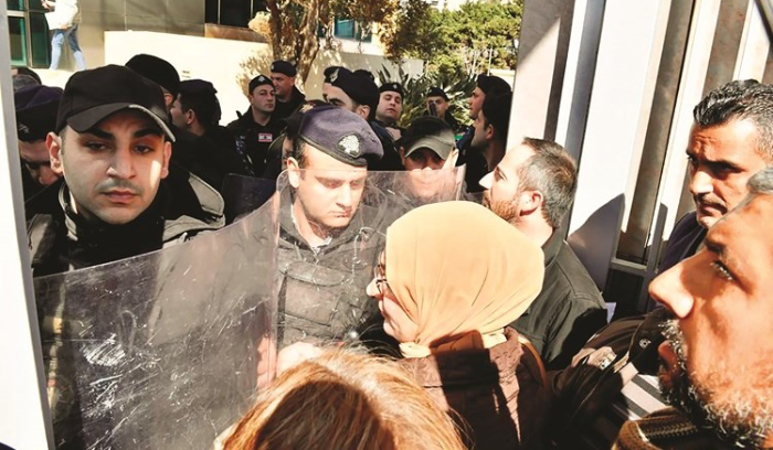 السياسة في الدوامة.. وخبير يقول إن دور لبنان الاقتصادي اختفى<br />
الدولار يحطم الحواجز.. لبنانيون يحتجون ويقطعون الطرقات وإرغام المتاجر على الإقفال بالرصاص في طرابلس