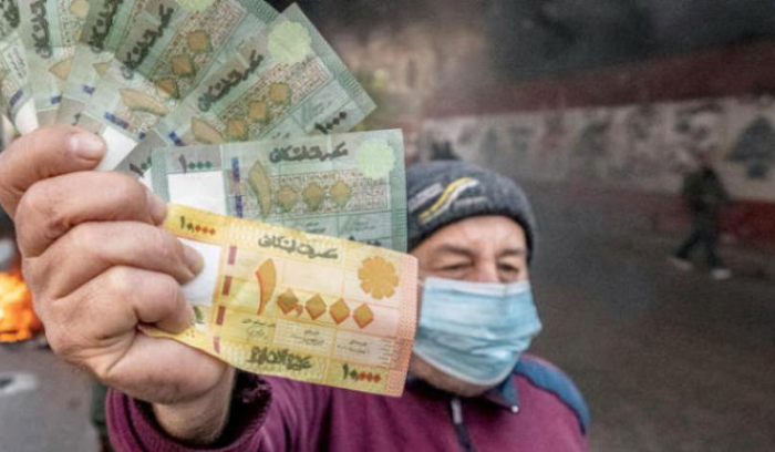 اتساع فوضى انهيار الليرة وأصحاب محطات الوقود يطالبون بـ«الدولرة»<br />
احتجاجات مع تجاوز سعر الصرف 77 ألفاً