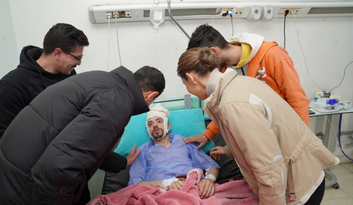 الاسد يتفقد  المصابين بعد الزلزال في مشفى 