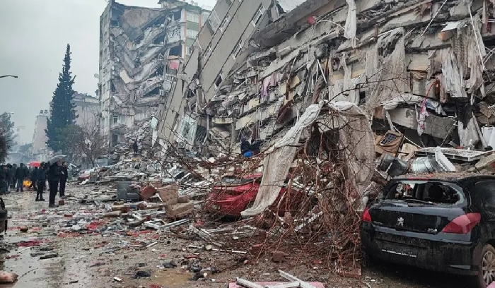 الدّفاع المدني اللبناني يُنقذ أمًا وابنها من تحت الأنقاض