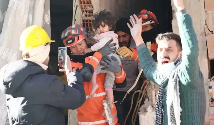 طفلة تركيّة تعود من تحت الركام