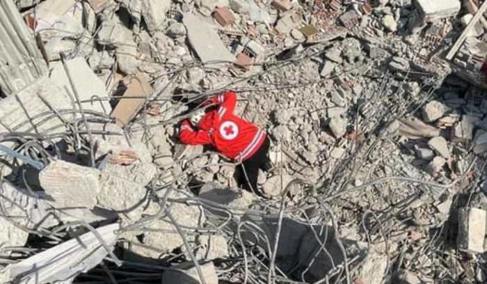 بالصّور: الفرق اللبنانيّة في تركيا ساهمت في إنقاذ سيّدة