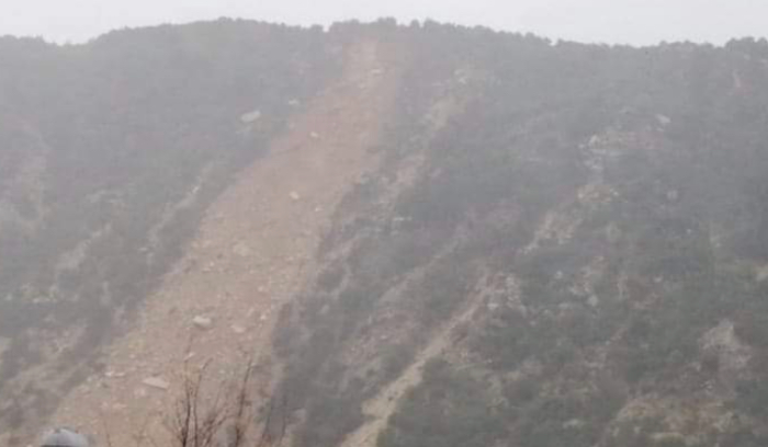 انهيار جزء من  جبل في بلدة بترونية