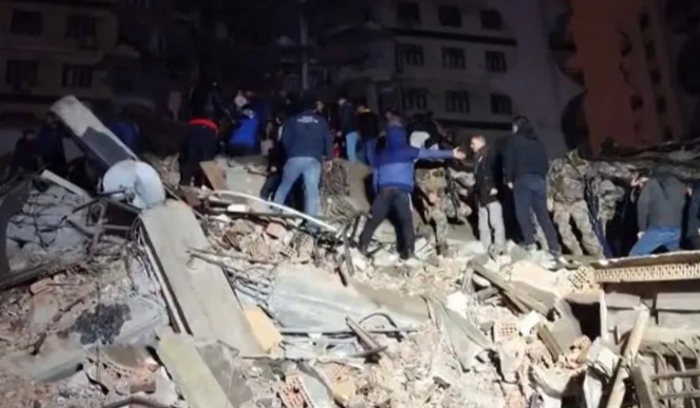 ارتفاع حصيلة قتلى  الزلزال  المدمّر في تركيا وسوريا ...مئات القتلى والجرحى وانهيار مبانٍ