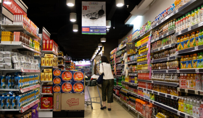 أسعار المواد الغذائية والخضار في لبنان إلى «الدولرة» بدءاً من غد<br />
التجار يرونها مفيدة للمواطن... و«حماية المستهلك» تحذّر من سيطرة المافيات