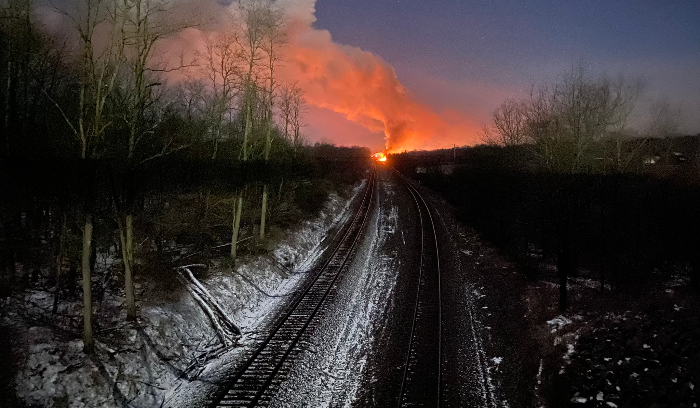 بعد خروج قطار عن القضبان .. حريق هائل في أوهايو الأميركية