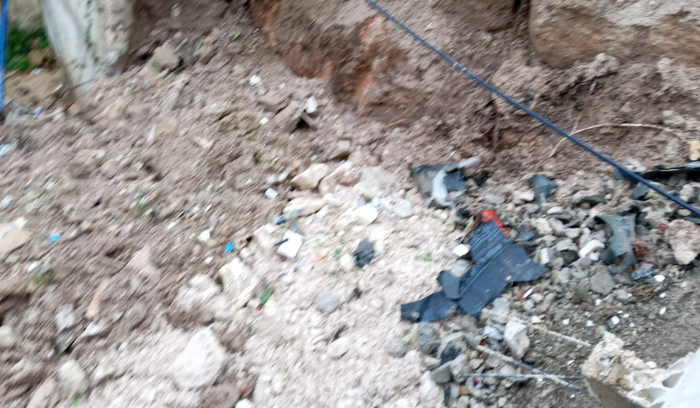 بالصورة: انهيار حائط دعم في الجنوب