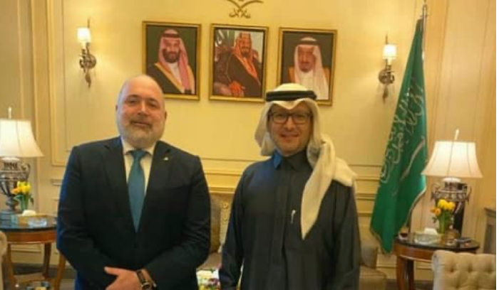 ألفرد الرياشي التقى بخاري