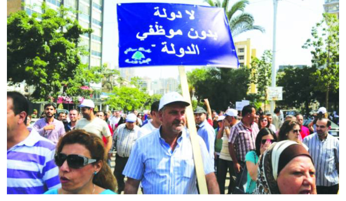 إضرابات مستمرة وخسارة الخزينة 12 مليار ليرة يومياً... والمواطن تعيس<br />
موظفو القطاع العام يصرخون... ولا حياة لِمَن تنادي