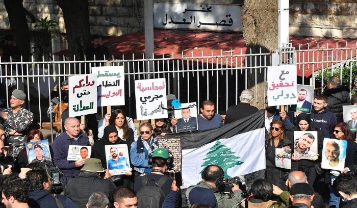 العلم اللبناني باللون الأسود!