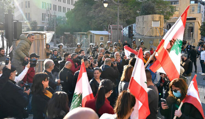الأزمات السياسية والمعيشية تدفع لبنان إلى شفير الفوضى
