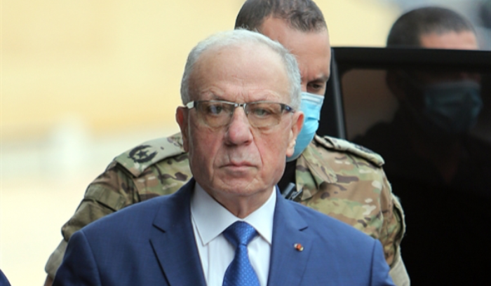 وزير الدفاع: قائد الجيش يتجاوز صلاحياته... وقد أطلب إقالته